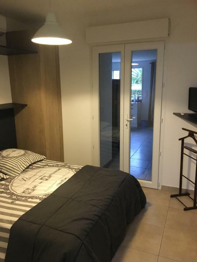 Au Domaine De Lea Apartment Hyeres Bagian luar foto