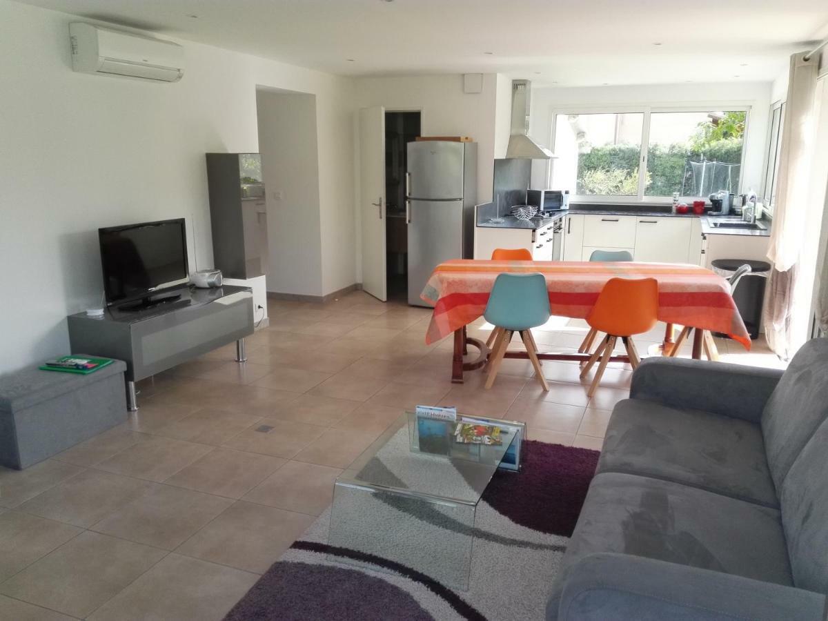 Au Domaine De Lea Apartment Hyeres Bagian luar foto